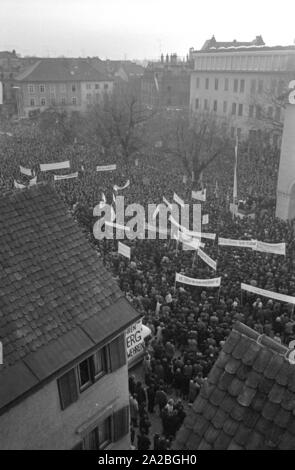 Les gens manifester sur la Kornmarktplatz à Bregenz, ils veulent que le plus récent navire de la flotte autrichienne Bodensee à être nommée 'Italie'. Les habitants de l'homonyme de l'état fédéral de rejeter le navire nom 'Karl Renner".Ce débat public, qui a duré de 1964 à 1965, est entré dans l'histoire comme le 'Fussachaffaere' ('Fussach affair'). Banque D'Images