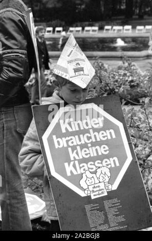 À Munich, les parents et les enfants montrent pour de meilleures conditions d'apprentissage dans les écoles allemandes avec des slogans tel que "les enfants ont besoin de petites classes'. Banque D'Images