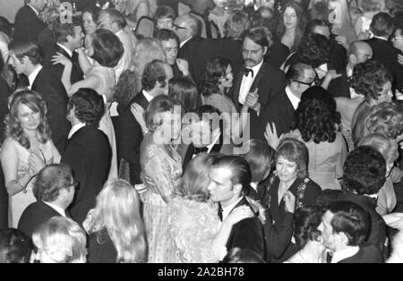 Le couple, Franz Josef Strauss et Marianne (milieu), danse sur une boule, probablement à Munich. Banque D'Images