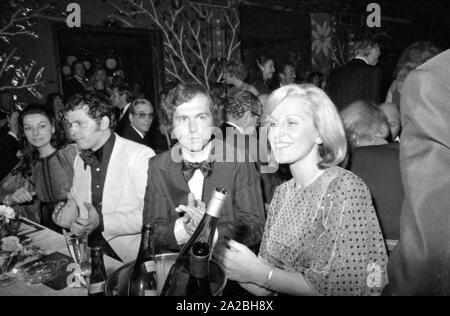 Le couple Franz (2e à partir de la droite) et Brigitte Beckenbauer (droite) lors de la 'Soiree der Stars' dans le Deutsches Theater. Banque D'Images