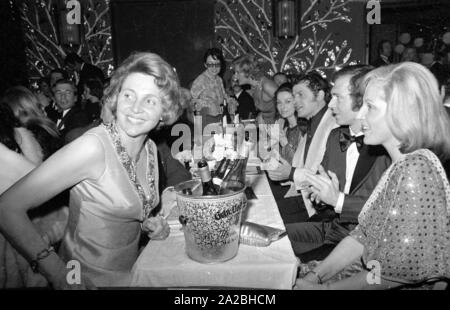 Hannelore Strauss (l.), Franz Beckenbauer (2e à partir de la droite) et Brigitte Beckenbauer (r.) au 'Soiree der Stars' dans le Deutsches Theater. Banque D'Images