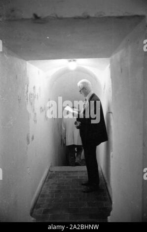 Les touristes dans l'un des bunkers sur l'Obersalzberg. Banque D'Images