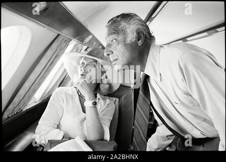 En avion De Rome à la corse. Gianni Agnelli en conversation avec stern journaliste Birgit Kraatz. Auteur : Max Scheler/Sueddeutsche Zeitung Photo. Banque D'Images
