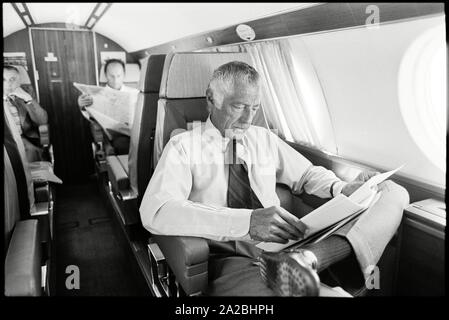 Vol de Rome à la corse. Gianni Agnelli travaillant sur son avion. Auteur : Max Scheler/Sueddeutsche Zeitung Photo. Banque D'Images