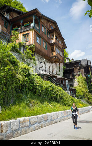 25 mai 2019, Hallstatt, Autriche. Maisons sur la colline dans la ville Banque D'Images