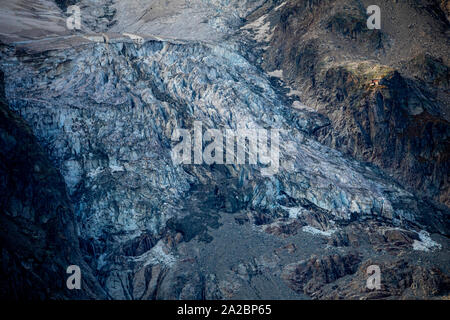 Le Rifugo Bocalatte refuge de montagne peut être vu Planpinxieu entouré par le glacier. Les experts ont prévenu qu'une partie de l'emblématique sur le glacier Planpincieux Mont Blanc est au risque de s'effondrer Banque D'Images