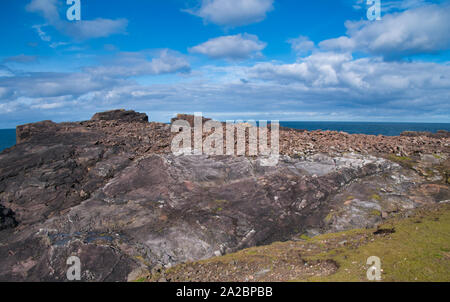 Des formations rocheuses de la côte à Eshaness sur Shetland, Écosse, Royaume-Uni - les roches sont de l'Eshaness formation volcanique. Banque D'Images