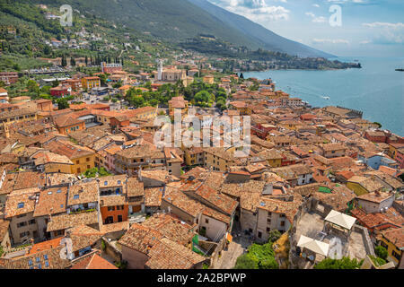 Le château de Malcesine et Lago di Garda Lake. Banque D'Images