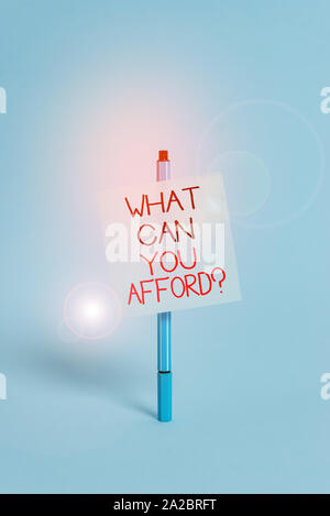 Signe texte montrant que pouvez-vous vous permettre Question. Photo d'affaires mettant en vedette Donnez-nous votre budget, la disponibilité d'argent stylo à bille de couleur blanche non collante Banque D'Images