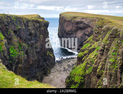 Calder a Geo - un bras - sur Eshaness, Shetland, UK - la roche est de la formation volcanique Eshaness --pyroclastiques - brèche de roche ignée. Banque D'Images