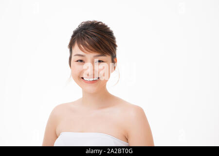 Closeup portrait of attractive asian woman avec juste la peau éclat parfait isolé sur blanc, Banque D'Images