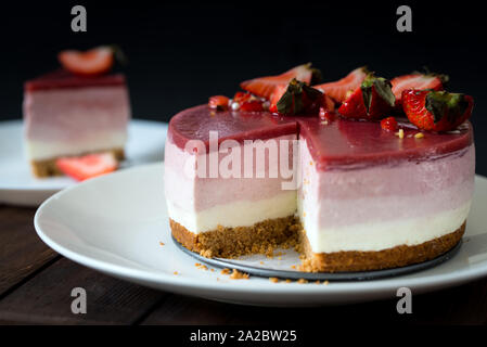 Gâteau au fromage aux fraises sans cuisson Banque D'Images