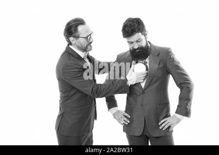 Écoutez votre cœur. Les gens d'affaires de vêtements formels avec réveil. La discipline de gestion du temps. Améliorer la ponctualité. L'homme l'expérience de soins de l'horloge sur l'utilisation efficace du temps. Coeur-tac. Temps de la vie. Banque D'Images