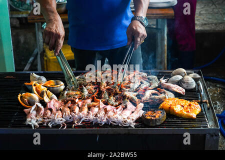 L'alimentation de rue dans l'île de Phu Quoc au Vietnam. De délicieux fruits de mer pour les touristes au cours du marché de nuit. Banque D'Images