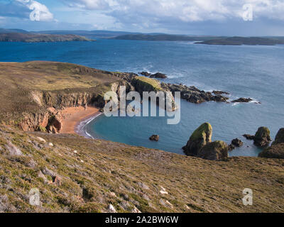 Une plage déserte, inaccessibles de l'île de Muckle Roe sur Shetland, UK - même sur cette plage éloignée, refuser en plastique peut être vu de loin. Banque D'Images