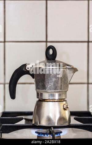 Style Italien classique pot de café moka sur la cuisinière à gaz avec le feu, de style italien Banque D'Images