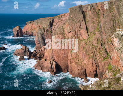 Falaises près de North Ham sur Muckle Roe, Shetland, UK - la roche est de l'Intrusion de Muckle Roe - granit, roche ignée - granophyrique. Banque D'Images