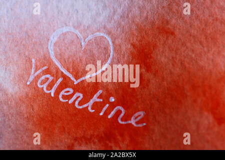 Valentine écrits en blanc sur un fond d'aquarelle rouge Banque D'Images