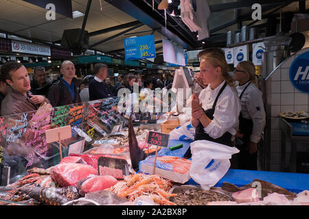 Comptoir de poissons à l'intérieur du marché couvert Torvehallerne à Copenhague, Danemark Banque D'Images