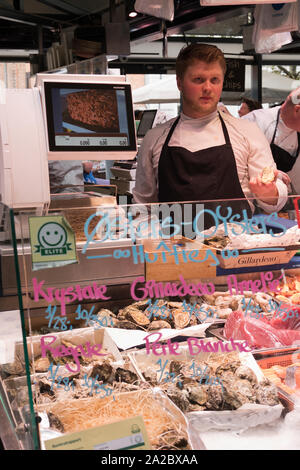 Comptoir de poissons à l'intérieur du marché Torvehallerne à Copenhague, Danemark Banque D'Images