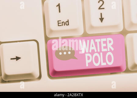 Écrit remarque montrant le water-polo. Concept d'affaires concurrentiel pour les sport d'équipe a joué dans l'eau entre deux équipes White clavier du PC avec une note papier Banque D'Images