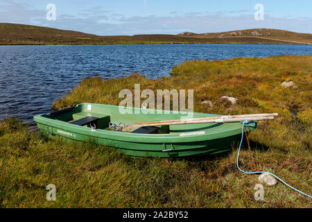 Pioner rigide 12 bateau à rames pour la pêche sur les rives du Loch Na dans Gainimh Wester Ross, de l'Écosse. Banque D'Images