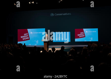 La Rt. L'honorable député Boris Johnson, chef du parti conservateur et premier ministre du Royaume-Uni, prononçant son discours à la conférence annuelle des parties à Manchester. Le discours portait sur un message central de la prestation Brexit et honorer le résultat d'un référendum européen de 2016. Le Royaume-Uni a été en raison de quitter l'Union européenne le 31 octobre, 2019. Banque D'Images