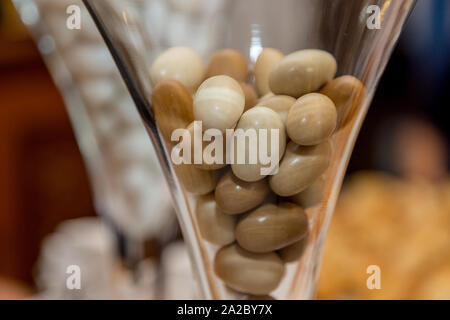 Table Catering avec brun et gris Jordanie amandes, paramètre de mariage Banque D'Images