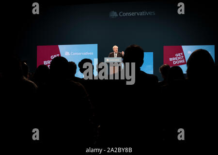 La Rt. L'honorable député Boris Johnson, chef du parti conservateur et premier ministre du Royaume-Uni, prononçant son discours à la conférence annuelle des parties à Manchester. Le discours portait sur un message central de la prestation Brexit et honorer le résultat d'un référendum européen de 2016. Le Royaume-Uni a été en raison de quitter l'Union européenne le 31 octobre, 2019. Banque D'Images