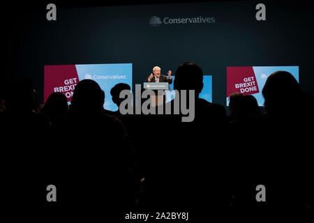 La Rt. L'honorable député Boris Johnson, chef du parti conservateur et premier ministre du Royaume-Uni, prononçant son discours à la conférence annuelle des parties à Manchester. Le discours portait sur un message central de la prestation Brexit et honorer le résultat d'un référendum européen de 2016. Le Royaume-Uni a été en raison de quitter l'Union européenne le 31 octobre, 2019. Banque D'Images