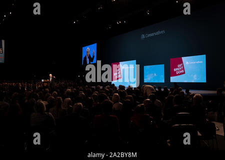 La Rt. L'honorable député Boris Johnson, chef du parti conservateur et premier ministre du Royaume-Uni, prononçant son discours à la conférence annuelle des parties à Manchester. Le discours portait sur un message central de la prestation Brexit et honorer le résultat d'un référendum européen de 2016. Le Royaume-Uni a été en raison de quitter l'Union européenne le 31 octobre, 2019. Banque D'Images