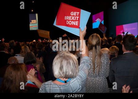 La Rt. L'honorable député Boris Johnson, chef du parti conservateur et premier ministre du Royaume-Uni, prononçant son discours à la conférence annuelle des parties à Manchester. Le discours portait sur un message central de la prestation Brexit et honorer le résultat d'un référendum européen de 2016. Le Royaume-Uni a été en raison de quitter l'Union européenne le 31 octobre, 2019. Banque D'Images