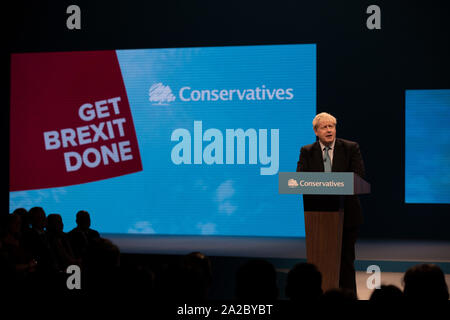 La Rt. L'honorable député Boris Johnson, chef du parti conservateur et premier ministre du Royaume-Uni, prononçant son discours à la conférence annuelle des parties à Manchester. Le discours portait sur un message central de la prestation Brexit et honorer le résultat d'un référendum européen de 2016. Le Royaume-Uni a été en raison de quitter l'Union européenne le 31 octobre, 2019. Banque D'Images