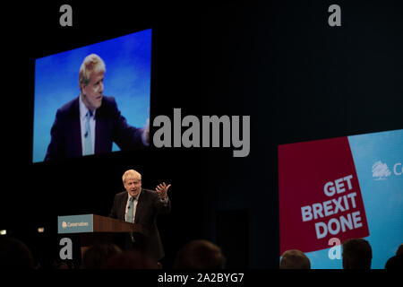 La Rt. L'honorable député Boris Johnson, chef du parti conservateur et premier ministre du Royaume-Uni, prononçant son discours à la conférence annuelle des parties à Manchester. Le discours portait sur un message central de la prestation Brexit et honorer le résultat d'un référendum européen de 2016. Le Royaume-Uni a été en raison de quitter l'Union européenne le 31 octobre, 2019. Banque D'Images