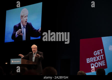 La Rt. L'honorable député Boris Johnson, chef du parti conservateur et premier ministre du Royaume-Uni, prononçant son discours à la conférence annuelle des parties à Manchester. Le discours portait sur un message central de la prestation Brexit et honorer le résultat d'un référendum européen de 2016. Le Royaume-Uni a été en raison de quitter l'Union européenne le 31 octobre, 2019. Banque D'Images