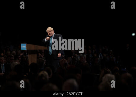 La Rt. L'honorable député Boris Johnson, chef du parti conservateur et premier ministre du Royaume-Uni, prononçant son discours à la conférence annuelle des parties à Manchester. Le discours portait sur un message central de la prestation Brexit et honorer le résultat d'un référendum européen de 2016. Le Royaume-Uni a été en raison de quitter l'Union européenne le 31 octobre, 2019. Banque D'Images