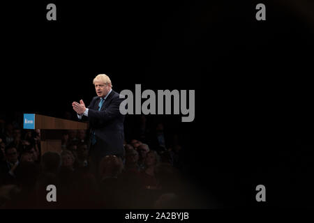 La Rt. L'honorable député Boris Johnson, chef du parti conservateur et premier ministre du Royaume-Uni, prononçant son discours à la conférence annuelle des parties à Manchester. Le discours portait sur un message central de la prestation Brexit et honorer le résultat d'un référendum européen de 2016. Le Royaume-Uni a été en raison de quitter l'Union européenne le 31 octobre, 2019. Banque D'Images