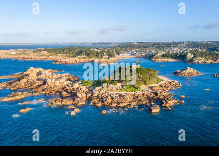 France, Cotes d'Armor, côte de granit rose Côte de Granit Rose (Trégastel), l'île de Costaeres, et le château Saint Guirec cove avec en arrière-plan (aeri Banque D'Images