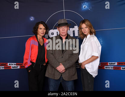 Hambourg, Allemagne. 09Th Oct, 2019. Ulrike Folkerts (l-r), comme l'actrice Lena Odenthal Tatort, Ben Becker, comme acteur Stefan tente, Tatort et Lisa amer, comme actrice ] Johanna Stern, tenir ensemble au cours d'une séance photo pour le spectacle du crime ARD Tatort. La scène de crime de Ludwigshafen célèbrera son 30e anniversaire à l'automne de 2019. Crédit : Daniel Bockwoldt/dpa/Alamy Live News Banque D'Images