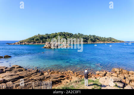 France, Cotes d'Armor, côte de granit rose Côte de Granit Rose (Trebeurden), vue de l'Île Milliau, de la Pointe du Castel // France, Côtes-d'Armor Banque D'Images