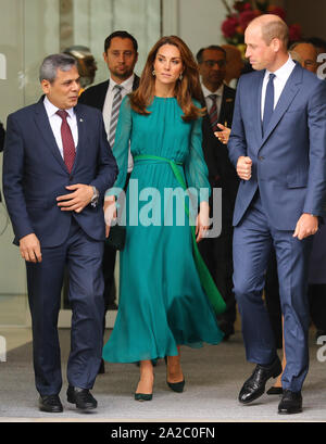 Le duc (à droite) et la duchesse de Cambridge quitter après avoir assisté à un événement spécial organisé par l'Aga Khan à l'avance de leur visite officielle au Pakistan, à l'Aga Khan à King's Cross, Londres. Banque D'Images