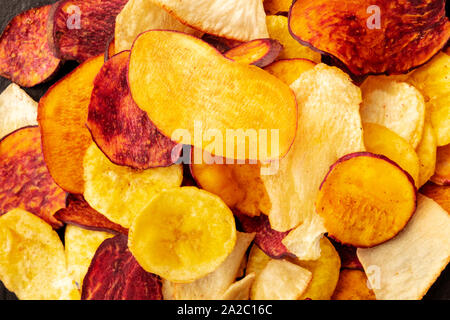 Un close-up de fruits et légumes secs, chips vegan sain snack, un mélange savoureux, tourné par le haut Banque D'Images