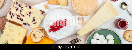 Un panorama de fromages, tiré par le haut. Assiette de fromages télévision lay Banque D'Images