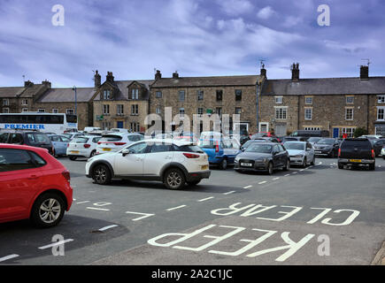 La place du marché et parking dans le centre de Masham rural avec des magasins et bâtiments traditionnels.14/09/19 Banque D'Images