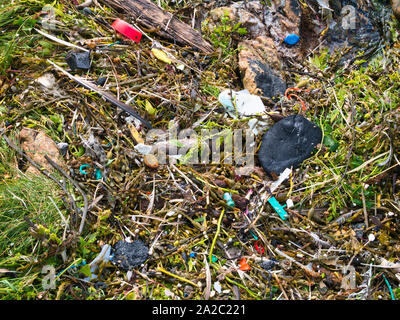 La pollution en plastique - déchets échoués sur les sables de l'Ouest, repas, Burra Shetland, UK - un assortiment d'objets en plastique lavés dans de la mer. Banque D'Images