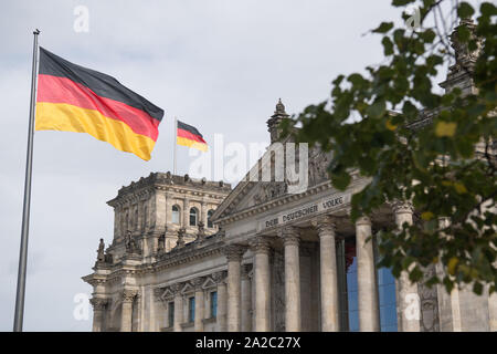 Berlin, Allemagne. 09Th Oct, 2019. Un jour avant la date de l'unité allemande est marqué avant que le Reichstag. Credit : Jörg Carstensen/dpa/Alamy Live News Banque D'Images