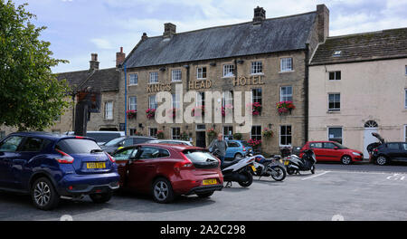 Le King's Head Hotel sur la place du marché à Masham et conduisant à l'église de St Marie la Vierge. 14/09/19 Banque D'Images