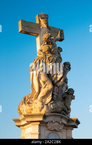 Prague - La statue baroque de st. Lutgardis et Christ sur le Pont Charles par M.B. Braun (1710). Banque D'Images