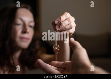 Homme Femme propose la cohabitation. man making proposition avec bague de fiançailles et clé de logement partagé concept de mariage. Banque D'Images