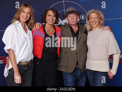 Hambourg, Allemagne. 09Th Oct, 2019. Lisa amère (l-r), comme la scène du crime L'actrice Johanna Stern, Ulrike Folkerts, comme la scène du crime L'actrice Lena Odenthal, Ben Becker, comme la scène du crime, l'acteur Stefan tente et Brigitte Maria Bertele, directeur, se tenir ensemble au cours d'une séance photo pour le spectacle du crime ARD Tatort. La scène de crime de Ludwigshafen célèbrera son 30e anniversaire à l'automne de 2019. Credit : Magdalena Tröndle/dpa/Alamy Live News Banque D'Images